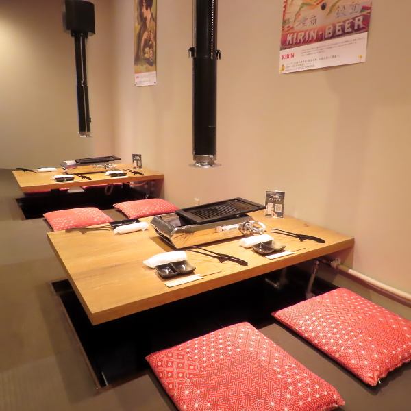 We pride ourselves on our coziness! We have two sunken kotatsu tables and four private rooms with sunken kotatsu tables, so you can enjoy yourself without worrying about others.In addition, there are six tables available to accommodate a variety of groups.The interior of the store is enveloped in warm lighting, creating a comfortable atmosphere.Enjoy a fun time with friends and family over yakiniku.