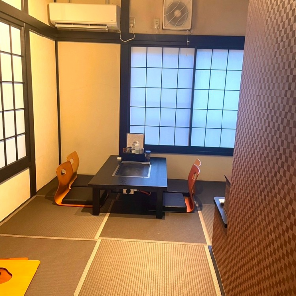 お座敷席は４名から最大６名様までご利用いただける個室をご用意しております。ご宴会や接待、デートなど、様々なシーンにご活用いただけます。ご家族やご友人とのお食事にも最適です。会社の歓送迎会や同窓会などのご予約も承ります。ご希望の際はお気軽にご連絡ください。ご要望にご相談下さい。