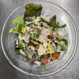 鶏ハムとトマトのシーザーサラダ