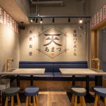 Table seats that you can easily enjoy with your friends ♪ You can enjoy waiwai sake!