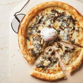 半熟蛋蘑菇松露奶油披薩