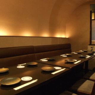 [Semi-private room for 10 to 12 people] Table seats