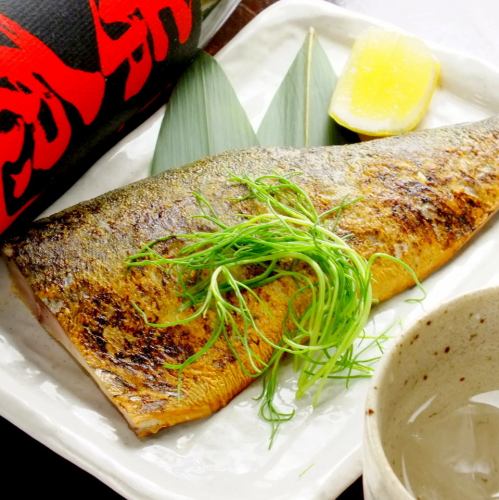 Japanese mackerel sashimi / wild yellowtail sashimi / smoked mackerel