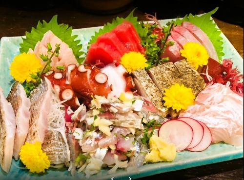 日本捕獲的鮮魚生魚片拼盤也很精緻◎