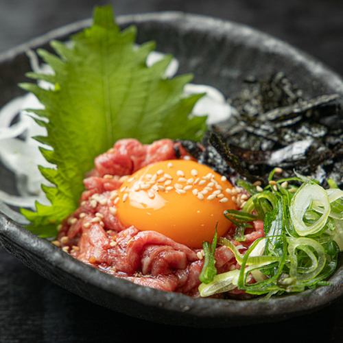 とろける黄身と香ばしいお肉のハーモニー『炙りユッケ』