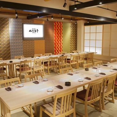 A private room that can accommodate up to 60 people is a modern space with a tatami mat room with tables and chairs.You can take off your shoes and go up.
