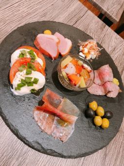 2 hours all-you-can-drink included! One plate menu♪ [Hor d'oeuvre plate] 3.800 yen including tax (7 items in total)