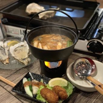 [Oyster hotpot set] Miso-flavored oyster hotpot or spicy jjigae-flavored oyster gyoza hotpot 3,200 yen (tax included) (5 items in total)