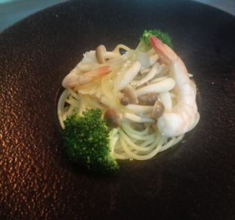 ◆ Shrimp and broccoli consomme soup pasta