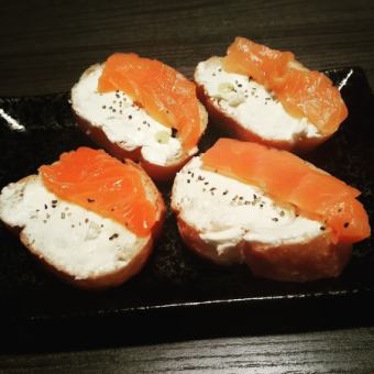 ◆ Canapé (salmon & cream cheese)