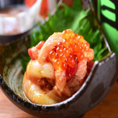 鮪と甘海老の雲丹醤油和え　いくら添え 