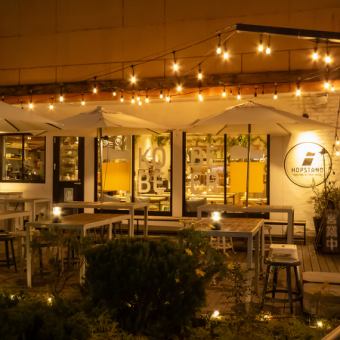 At night, you can enjoy a different atmosphere.The beautifully lit space is perfect for any celebration!