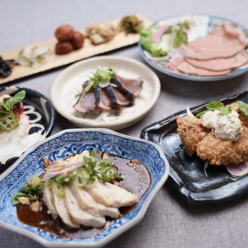 8種類の中から選べるメイン♪ご飯とスープは好きなだけ