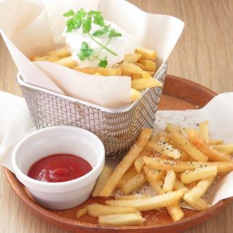 ポテトフライ トリュフ風味のホイップクリームシーズのせ