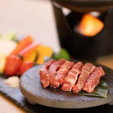 [Kobe Station x Kobe Beef] Enjoy Kobe beef, known for its fine texture and elegant sweetness, prepared in various ways such as grilled on a net or on a ceramic plate.