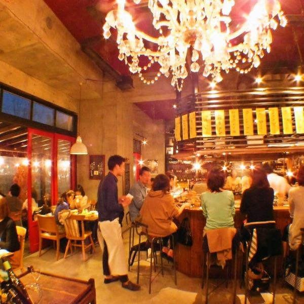 シャンデリア煌めくワイン酒場！毎日でも寄りたい価格帯と雰囲気が自慢です。