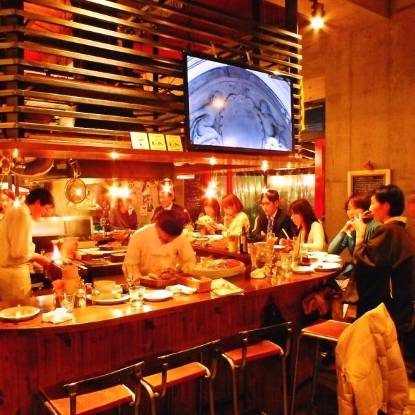 お店の真ん中に大型炭焼きスペースが！囲むようにカウンター席もあるので焼き立て炭焼き料理とワインを気軽に堪能♪
