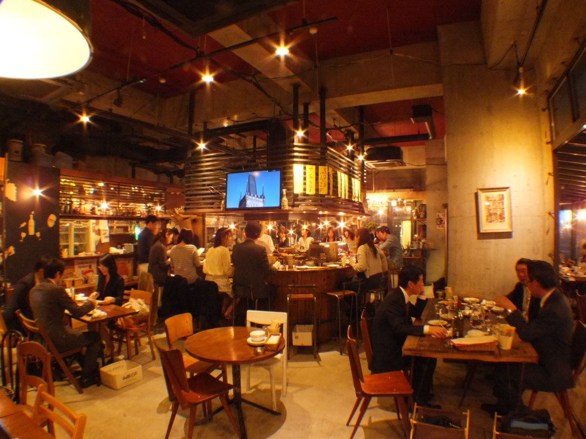 涼しい夜風を感じながら、ワインと炭火焼をワイワイ楽しんで♪