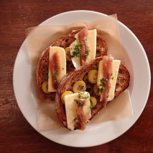 イタリア産オリーブとヴァチカンアンチョビー、バターのブルスケッタ