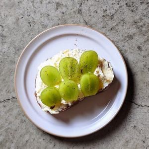 自家製リコッタチーズと季節のフルーツのブルスケッタ