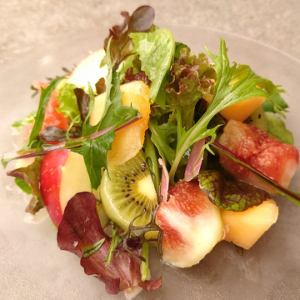 季節のフルーツグリーンサラダ　フランボワーズ風味