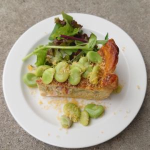 空豆と自家製ベーコンのキッシュ　ミモレットチーズかけ