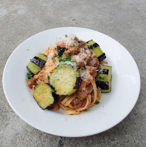 茄子と牛すじのボローニャ風　ミートソースパスタ