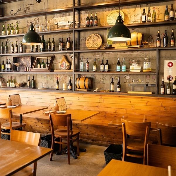落ち着いた雰囲気の店内で楽しむ。女子会にも最適な、飲み放題付のお得なコースを多数ご用意しております。名物の炭焼きや色鮮やかな前菜を盛り込んだ内容は、見た目も華やかで会話を弾ませます。落ち着いた空間と美味しいお料理で、お話が盛り上がること間違いなし◎気心知れた仲間とのひとときをSanteでお過ごしください