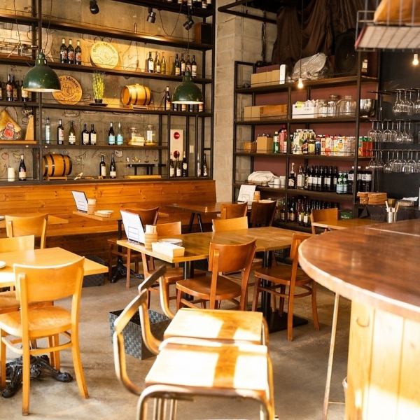 貸切承っております。最大100名様までご利用可能な店貸切を承っております。シャンデリアが煌めくカジュアルでお洒落なバル空間は、大人数でのご宴会や、大規模なパーティーに最適です。