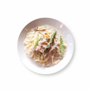 奶油意面配自制培根、四季豆和芦笋
