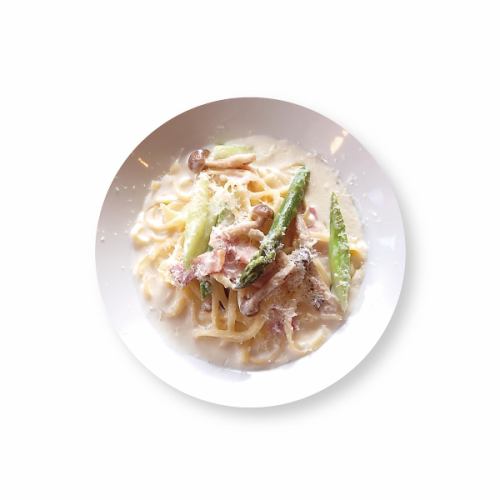自家製ベーコンと春豆、アスパラのクリームパスタ