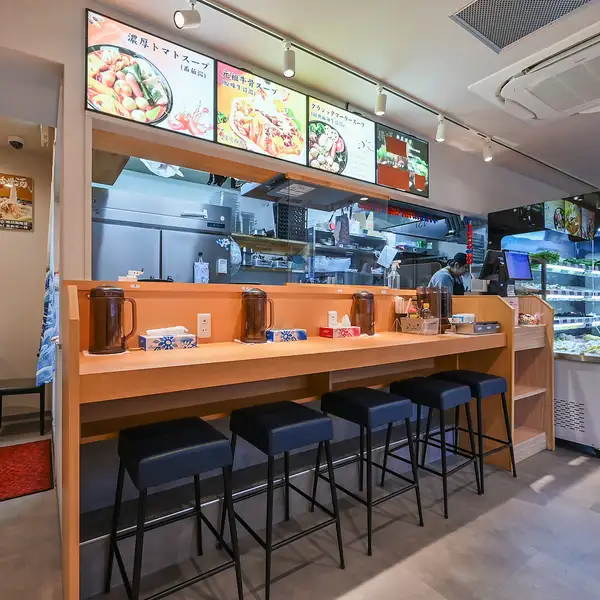 明るく清潔感のある店内は、どなたでも気持ちよくお過ごしいただける空間です。落ち着いた雰囲気の中で、こだわりの麻辣湯をゆっくりとご堪能いただけます。お一人様はもちろん、ご友人やご家族とのお食事にもぴったり。居心地の良い空間づくりを大切にしています。