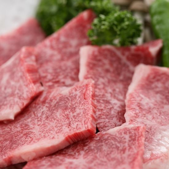プロが仕入れた肉は店内カットだから見た目も◎もちろん味も！！