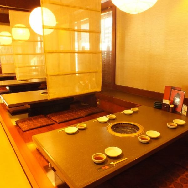 The tatami mat seats are perfect for banquets ♪ There is also a tatami mat seating 6 people.If you pull down the partition, it will be a half-private room style so you can eat without worrying about it.