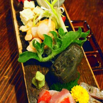 In addition to the standard sashimi platter, you can also enjoy boiled golden-eyed amberjack and raw squid on a stone grill. All nine dishes in this course are 4,950 yen (tax included).