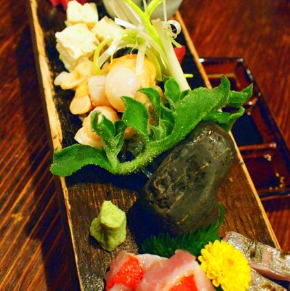 In addition to the standard sashimi platter, you can also enjoy boiled golden-eyed amberjack and raw squid on a stone grill. All nine dishes in this course are 4,950 yen (tax included).