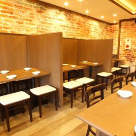 【Table seat 2/3/4 people seat】 We prepared a spacious space.