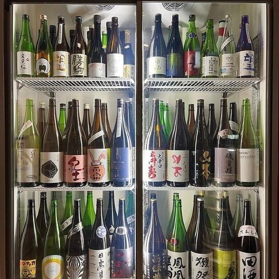 【飲み比べコース】全国各地の日本酒がズラリと並ぶ、こだわり日本酒を取り揃えております。その数なんと約30種類！オーナーが厳選した美味しいお酒をご堪能くださいませ。よりお楽しみいただけるよう、”飲み比べコース”を展開しております！お料理が付いたコースもご用意しておりますので、ぜひ、ご賞味くださいませ。