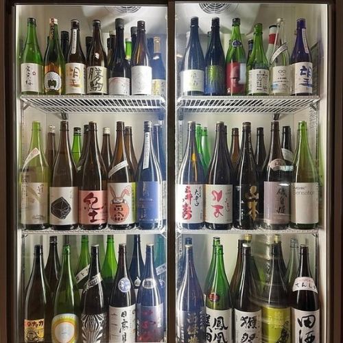 <p>【飲み比べコース】全国各地の日本酒がズラリと並ぶ、こだわり日本酒を取り揃えております。その数なんと約30種類！オーナーが厳選した美味しいお酒をご堪能くださいませ。よりお楽しみいただけるよう、”飲み比べコース”を展開しております！お料理が付いたコースもご用意しておりますので、ぜひ、ご賞味くださいませ。</p>