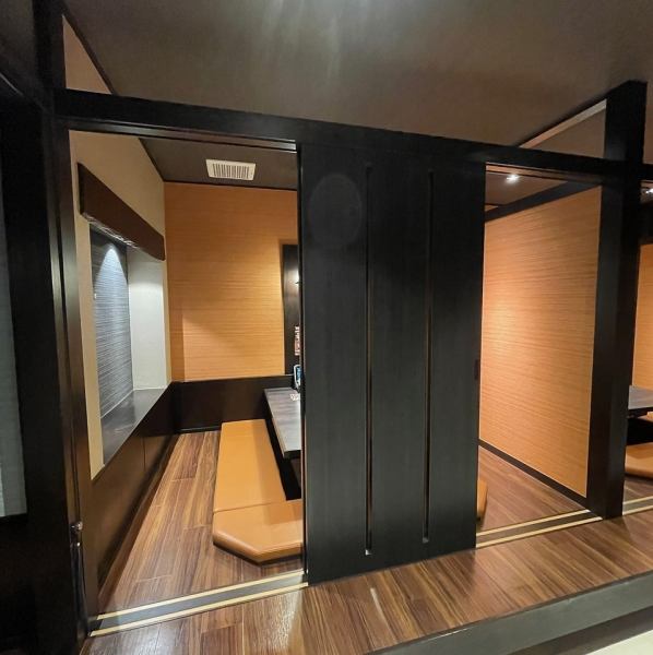 【◆◇～落ち着いた雰囲気～◇◆】お客様一人ひとりにゆったりとした空間をご提供するため、広めのテーブル間隔を設け、仕切りもございます。周囲の騒がしさを気にすることなく、心地よい時間をお過ごしいただけます。心地よい空間と上質なおもてなしで、至福のひとときを提供いたします。穏やかなひとときをお過ごし下さい