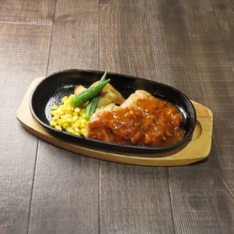 チキンステーキガリとまソースがけ