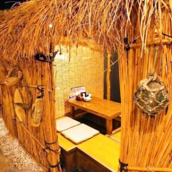 A digging seat that reproduces thatched roof.We have 4 seats for 4 people.It can also be used as a private room for up to 16 people.