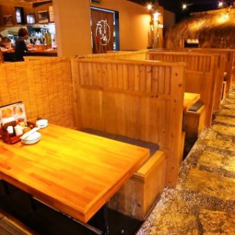 可以充分享受餐廳氛圍的桌椅。請欣賞身臨其境的馬津馬三線現場表演。