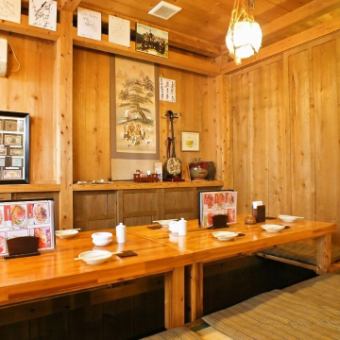 귀중한 골동품이나 가구 등이 전시시킨 미야코의 역사를 접할 수 있는 개인실.최대 25명까지 이용 가능한 개인실을 완비.