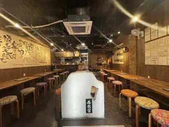最大50名様までの店舗貸切にも対応しており、大人数でのご宴会やパーティーにぴったりです。広い空間を自分たちで独占して、周りを気にせずワイワイ賑やかなひとときをお過ごしいただけます。特別な日の集まりにぜひどうぞ。