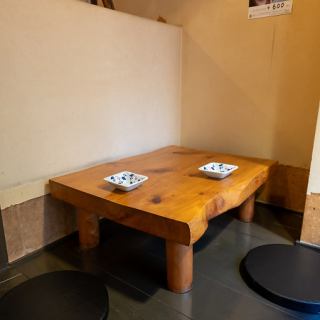 【個室】掘りごたつになっている個室は、足を伸ばしてゆったりとお過ごしいただけます。コースは飲み放題付きの5000円(税込)コースや豪華な食材を使用した飲み放題付き7000円(税込)コースがございます。
