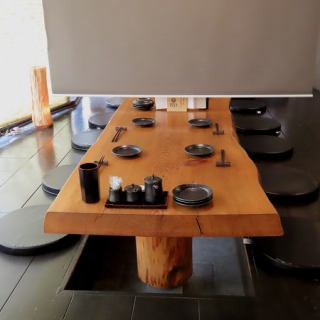 【テーブル席】4名様でご利用いただけるお席を3卓ご用意しております。同僚との飲み会、女子会、ご家族とのお食事会など様々なシーンでご利用いただけるお席です◎また、ご旅行の記念のお食事にもおすすめです。温かみのある雰囲気の中でゆったりと新鮮なお魚料理や焼鳥などのお料理をお酒と一緒にお楽しみください。