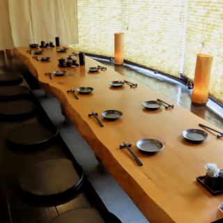 【貸切】店内は最大30名で貸し切りも可能です。木を基調とした落ち着いた空間はリラックスしてお過ごしいただけ、会話も弾むこと間違いなしです。お刺身をはじめ、焼鳥などのお料理と一緒にお楽しみください◎