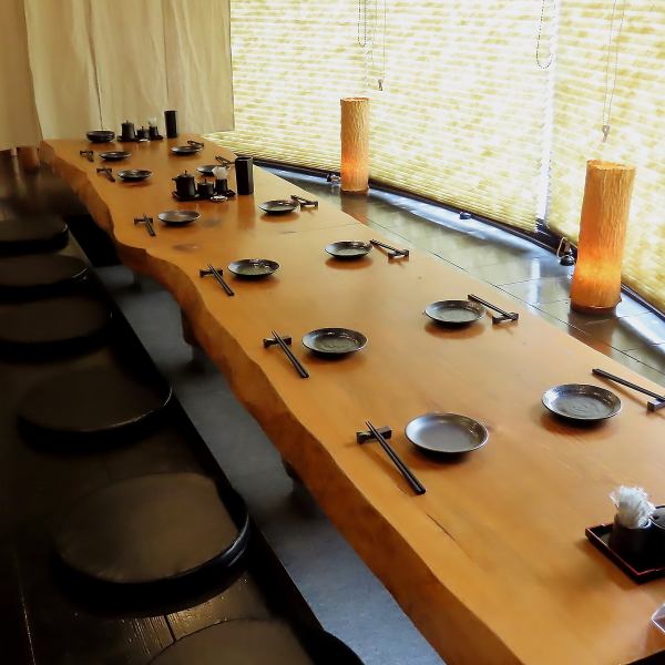 プライベート空間を確保した3名様用の半個室を1部屋、5名様用の半個室を1部屋ご用意しています。落ち着いた雰囲気の中で、デートや接待、ご家族のお祝い事など様々なシーンでご利用いただけます◎掘りごたつなので、足を伸ばしてごゆっくりとお寛ぎいただけます。大切な人との特別な時間を、当店でお楽しみください！