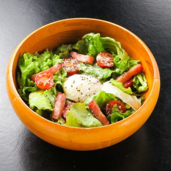 温玉とベーコンのサラダ